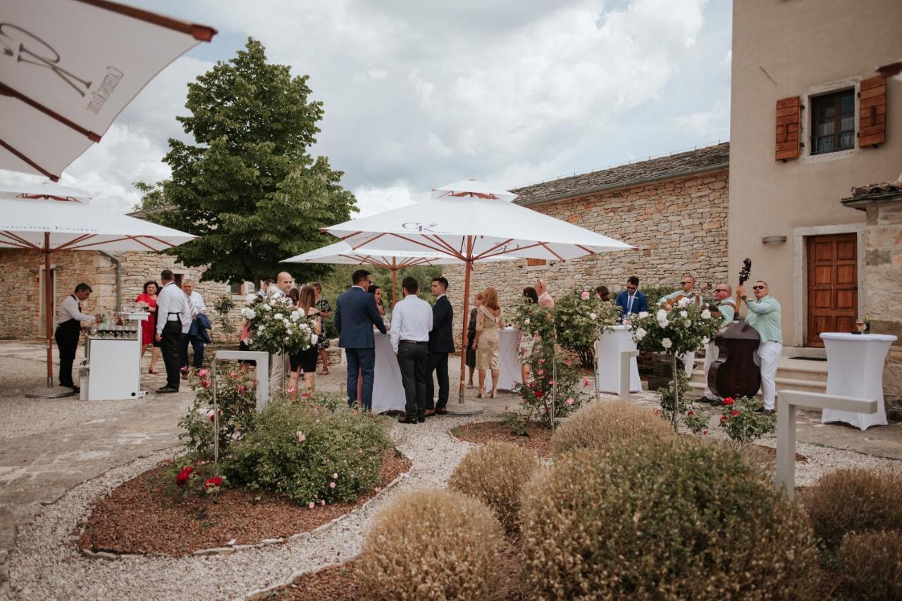 Villa Poropati, Groznjan, Istria - Luxury Countryside Estate For Up To 19 Persons - Large Pool Of 80M2 With Kids Section Buitenkant foto