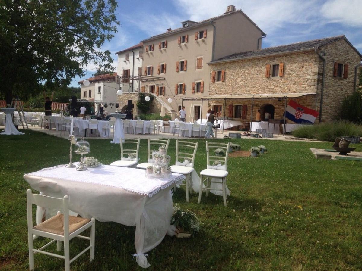 Villa Poropati, Groznjan, Istria - Luxury Countryside Estate For Up To 19 Persons - Large Pool Of 80M2 With Kids Section Buitenkant foto