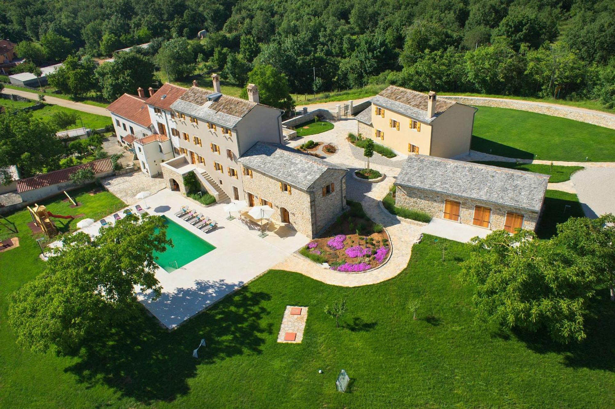 Villa Poropati, Groznjan, Istria - Luxury Countryside Estate For Up To 19 Persons - Large Pool Of 80M2 With Kids Section Buitenkant foto