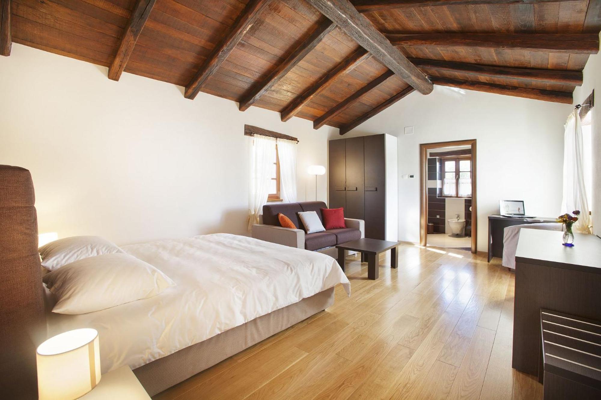 Villa Poropati, Groznjan, Istria - Luxury Countryside Estate For Up To 19 Persons - Large Pool Of 80M2 With Kids Section Buitenkant foto