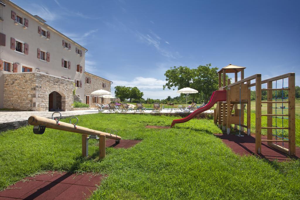 Villa Poropati, Groznjan, Istria - Luxury Countryside Estate For Up To 19 Persons - Large Pool Of 80M2 With Kids Section Buitenkant foto