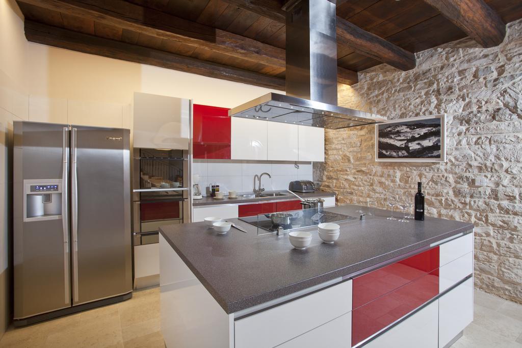 Villa Poropati, Groznjan, Istria - Luxury Countryside Estate For Up To 19 Persons - Large Pool Of 80M2 With Kids Section Buitenkant foto