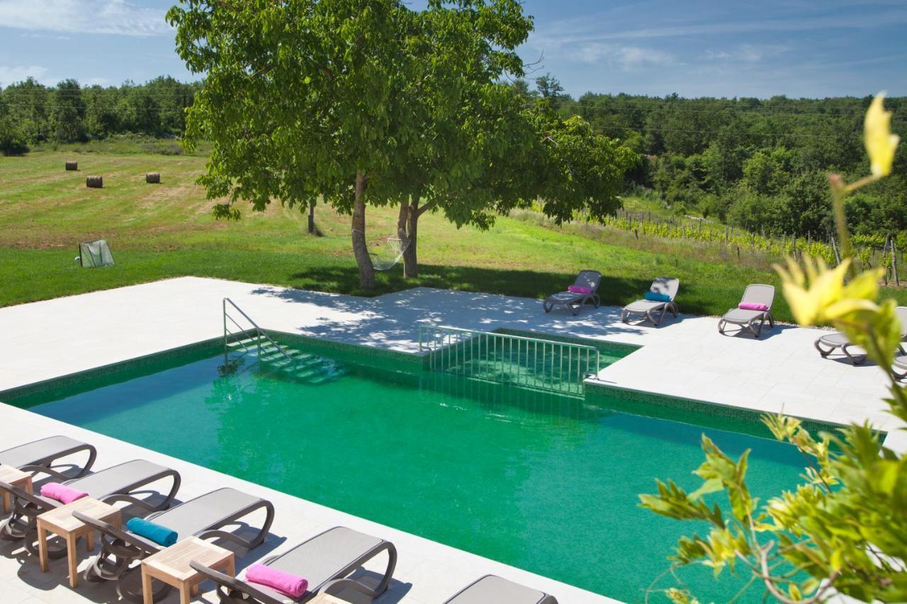 Villa Poropati, Groznjan, Istria - Luxury Countryside Estate For Up To 19 Persons - Large Pool Of 80M2 With Kids Section Buitenkant foto
