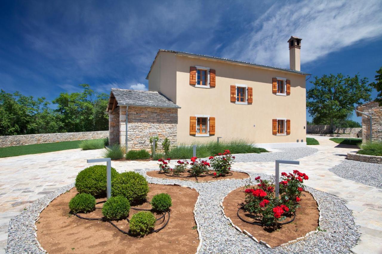Villa Poropati, Groznjan, Istria - Luxury Countryside Estate For Up To 19 Persons - Large Pool Of 80M2 With Kids Section Buitenkant foto