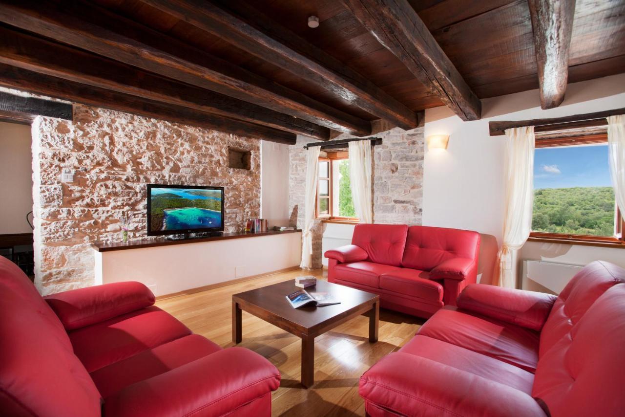 Villa Poropati, Groznjan, Istria - Luxury Countryside Estate For Up To 19 Persons - Large Pool Of 80M2 With Kids Section Buitenkant foto