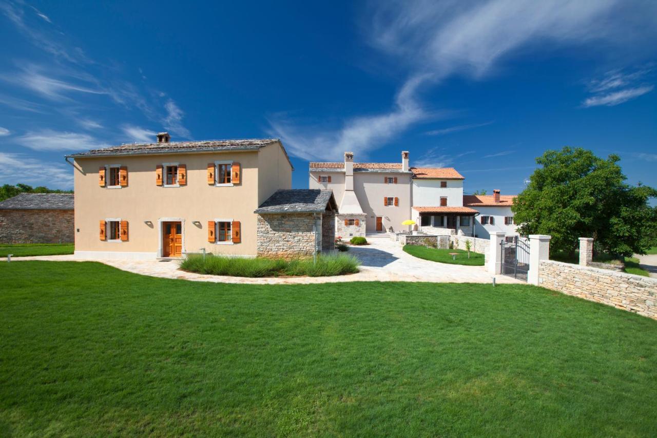 Villa Poropati, Groznjan, Istria - Luxury Countryside Estate For Up To 19 Persons - Large Pool Of 80M2 With Kids Section Buitenkant foto