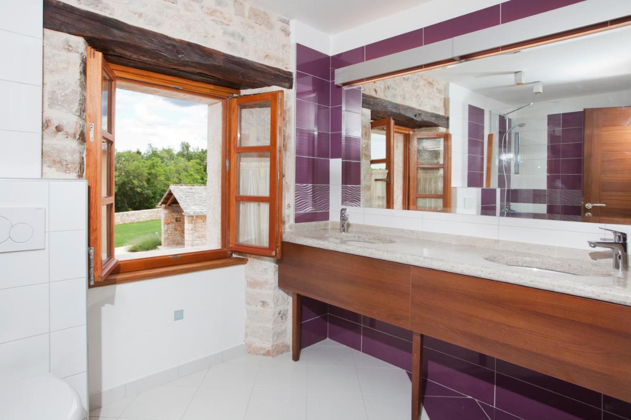 Villa Poropati, Groznjan, Istria - Luxury Countryside Estate For Up To 19 Persons - Large Pool Of 80M2 With Kids Section Buitenkant foto