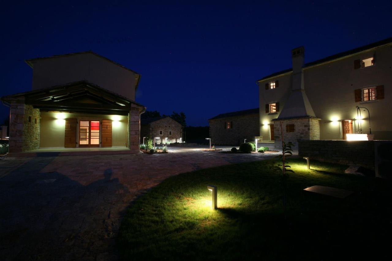 Villa Poropati, Groznjan, Istria - Luxury Countryside Estate For Up To 19 Persons - Large Pool Of 80M2 With Kids Section Kamer foto